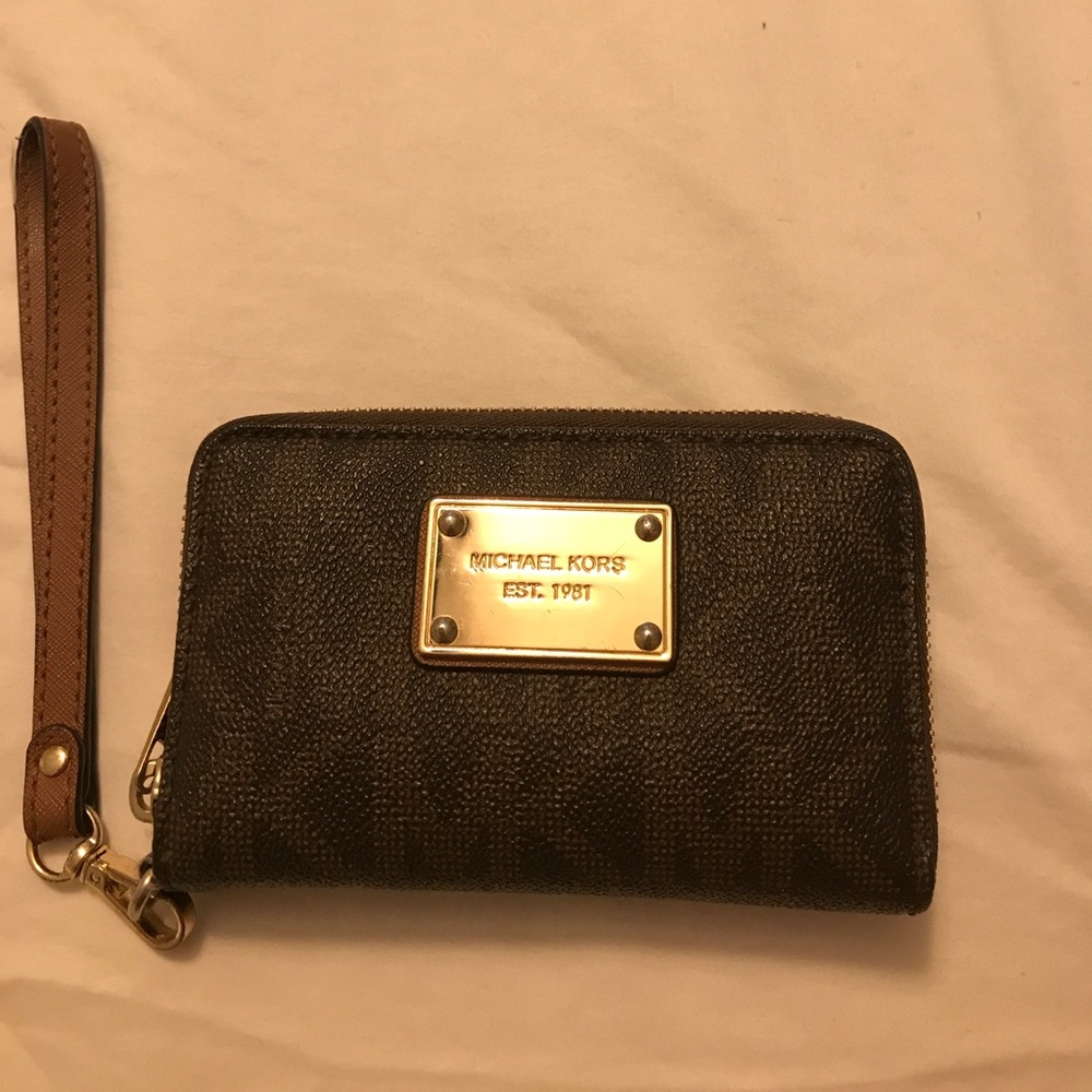 Michael kors small wristlet in great condition!!